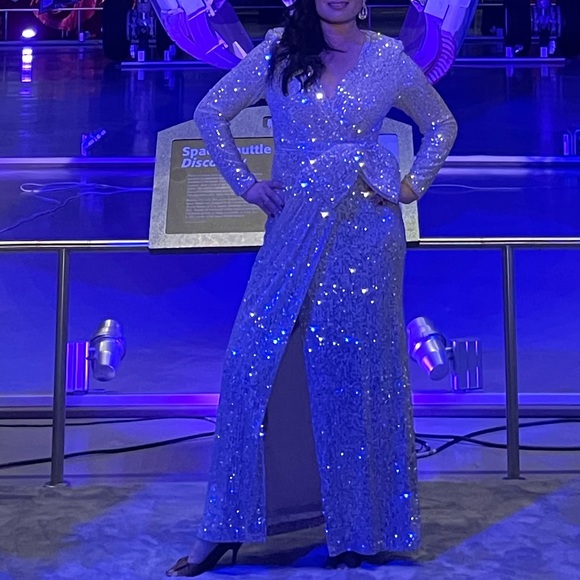 Perfect holiday dress… head turner!!! Sequence dress with bow details. - Picture 5 of 5